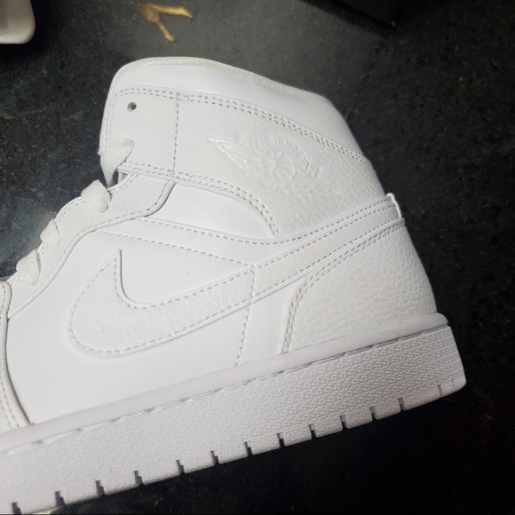 Sz 8  Air Jordan 1 Mid \